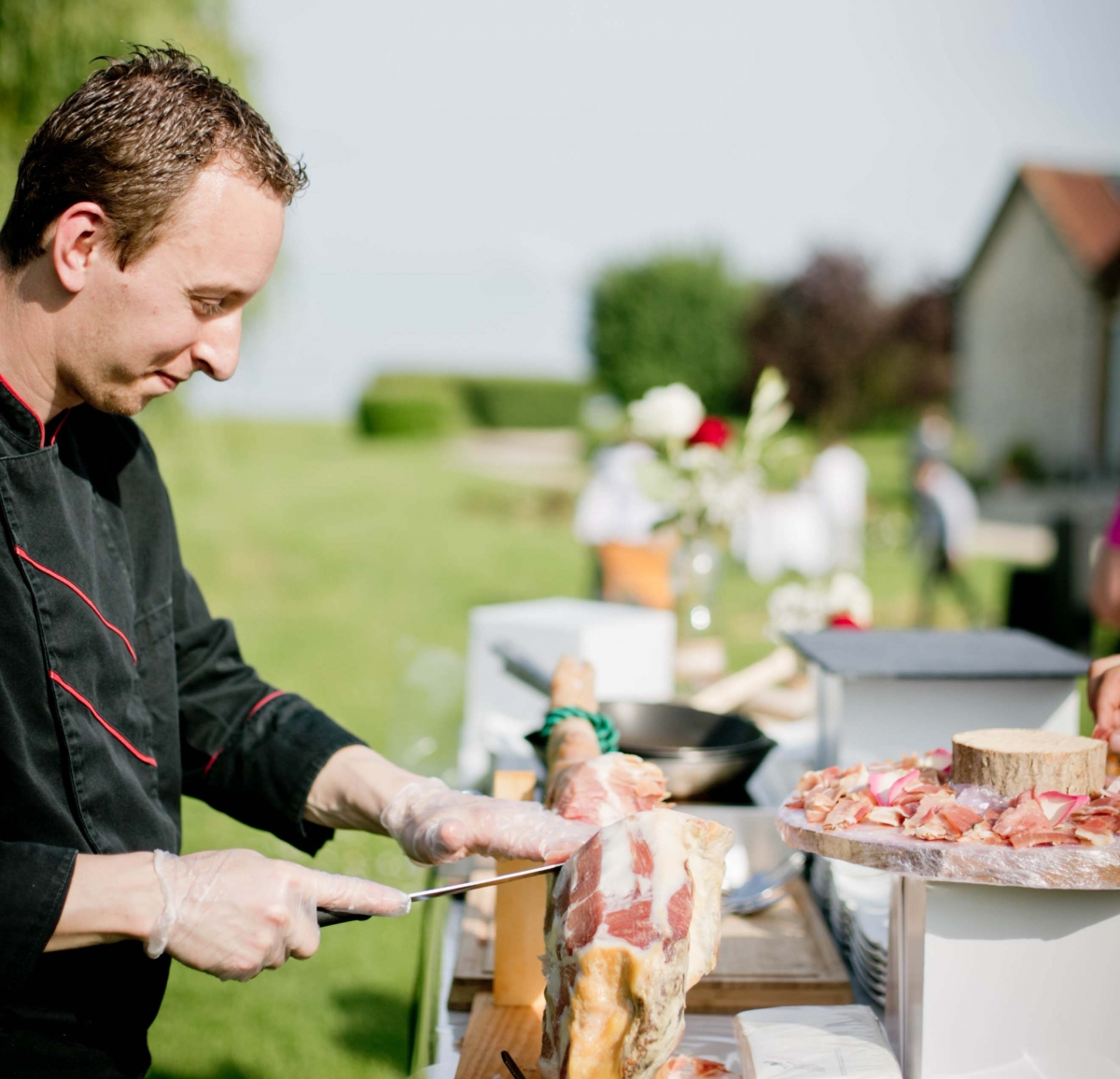 Notre service traiteur événementiel s'approvisionne directement dans notre ferme familiale et auprès de producteurs d’Ile de France Notre service traiteur événementiel s'approvisionne directement dans notre ferme familiale et auprès de producteurs d’Ile de France