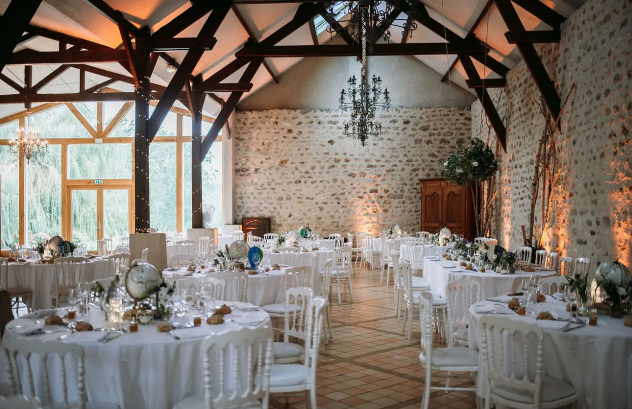 Une salle spacieuse pour vos mariages et autres &eacute;v&eacute;nements.
